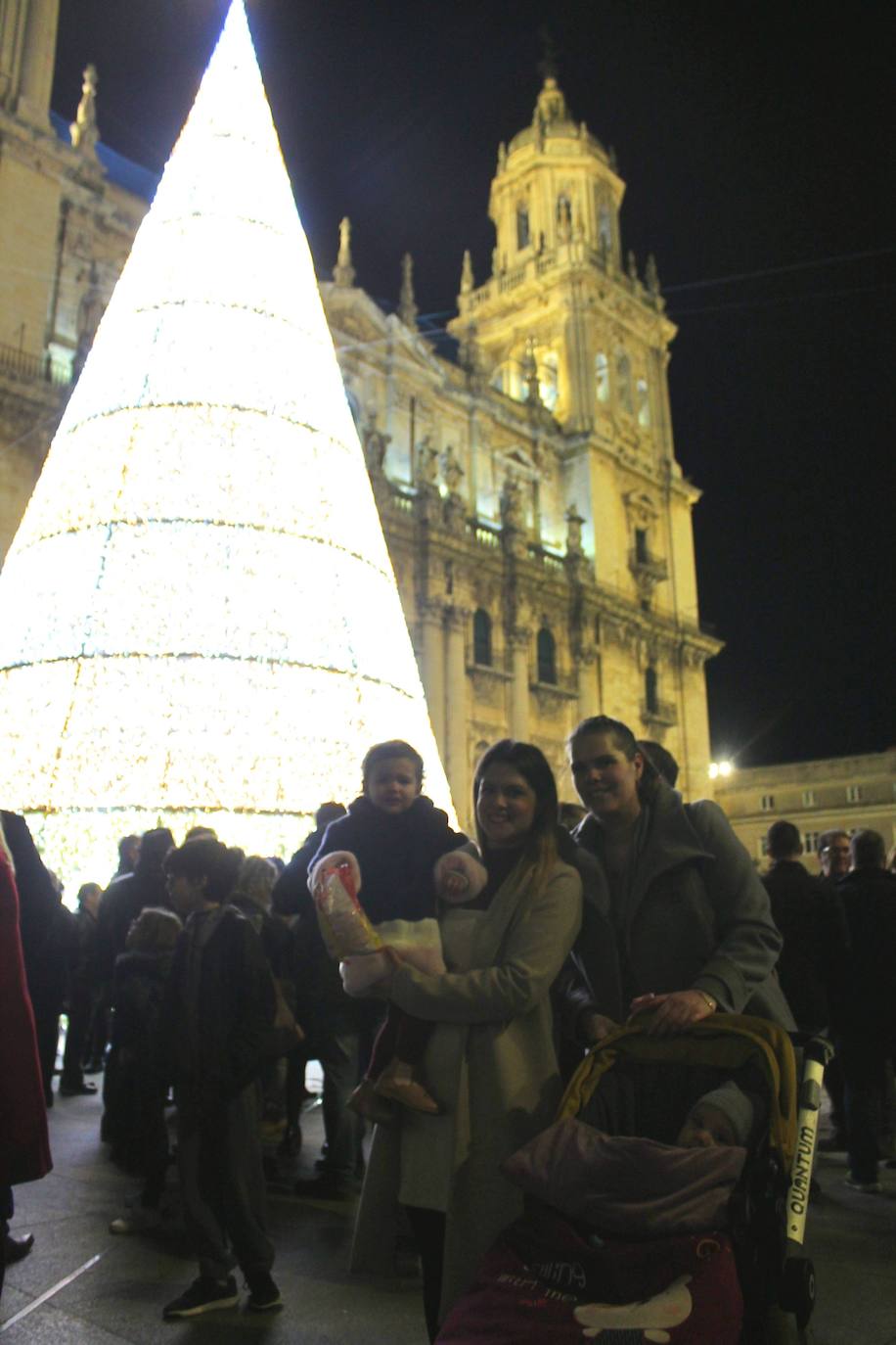 A las 19:00 horas de este jueves, ha tenido lugar el encendido de las luces de Navidad, en la plaza de Santa María