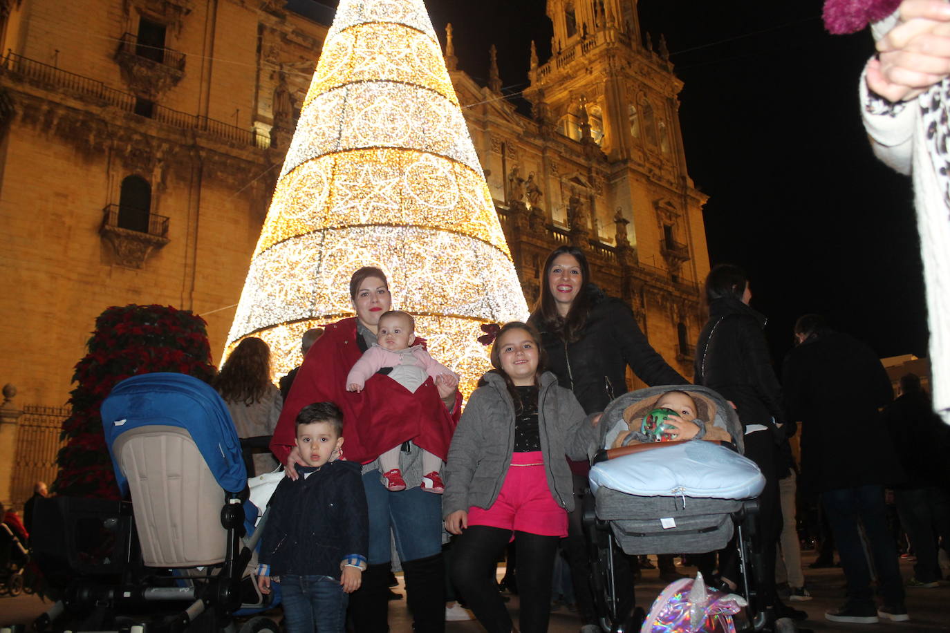 A las 19:00 horas de este jueves, ha tenido lugar el encendido de las luces de Navidad, en la plaza de Santa María