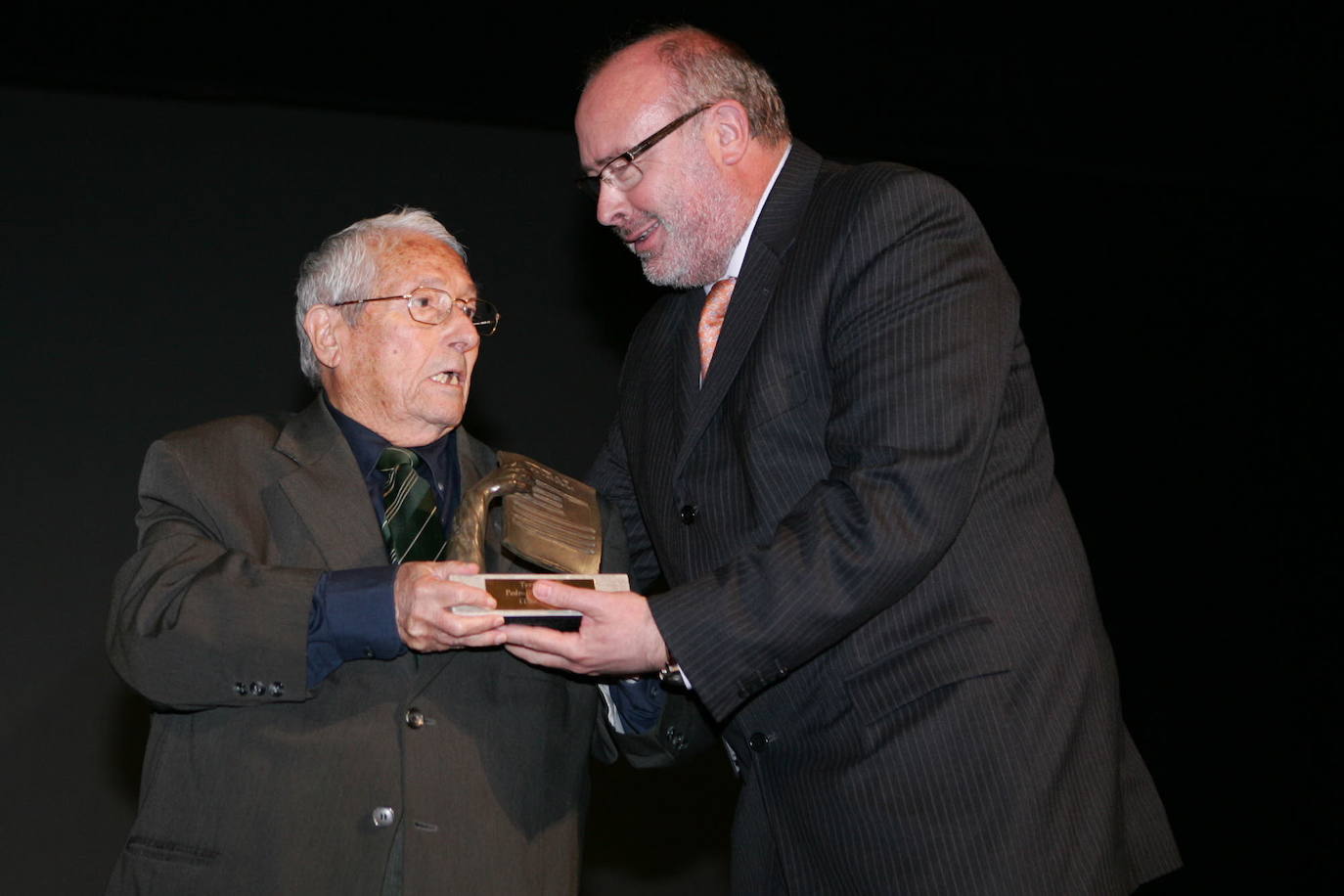 Tito Pedro recoge, en 2010, el reconocimiento de IDEAL de manos del director de IDEAL, Eduardo Peralta. 