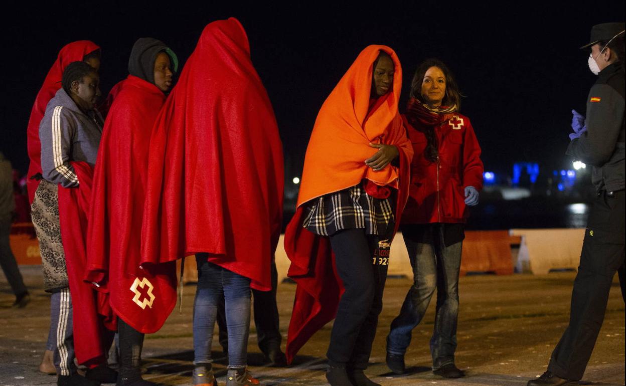 Trasladan a Motril a 61 inmigrantes rescatados en la costa granadina