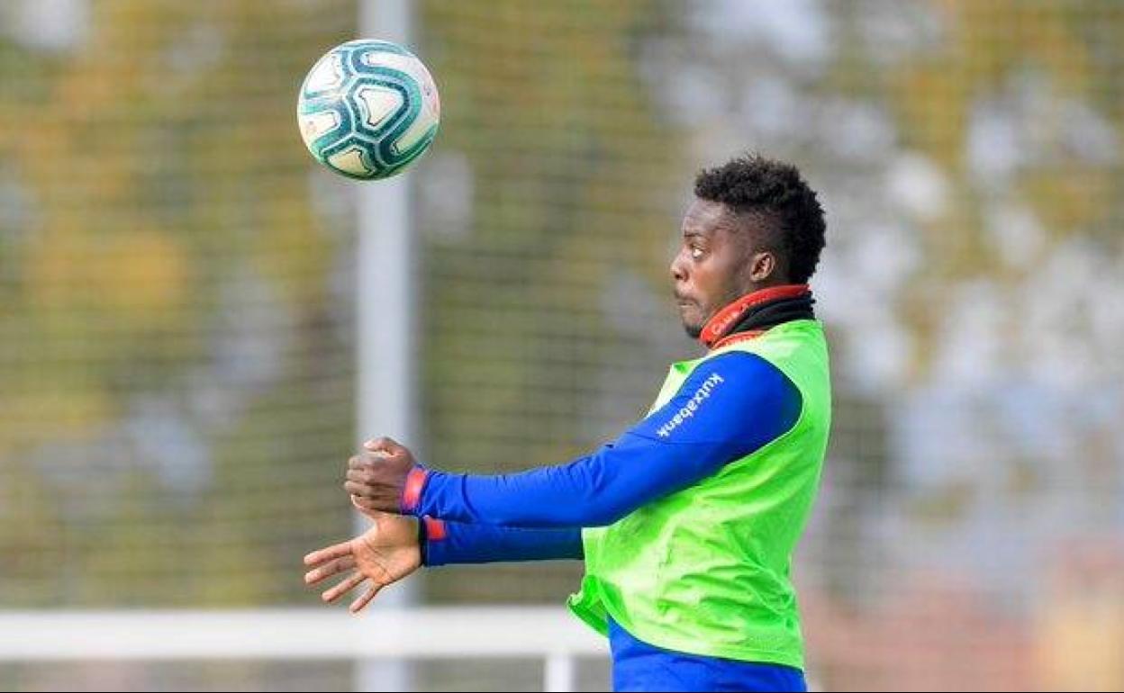 Iñaki Williams remata durante el entrenamiento de esta mañana. 