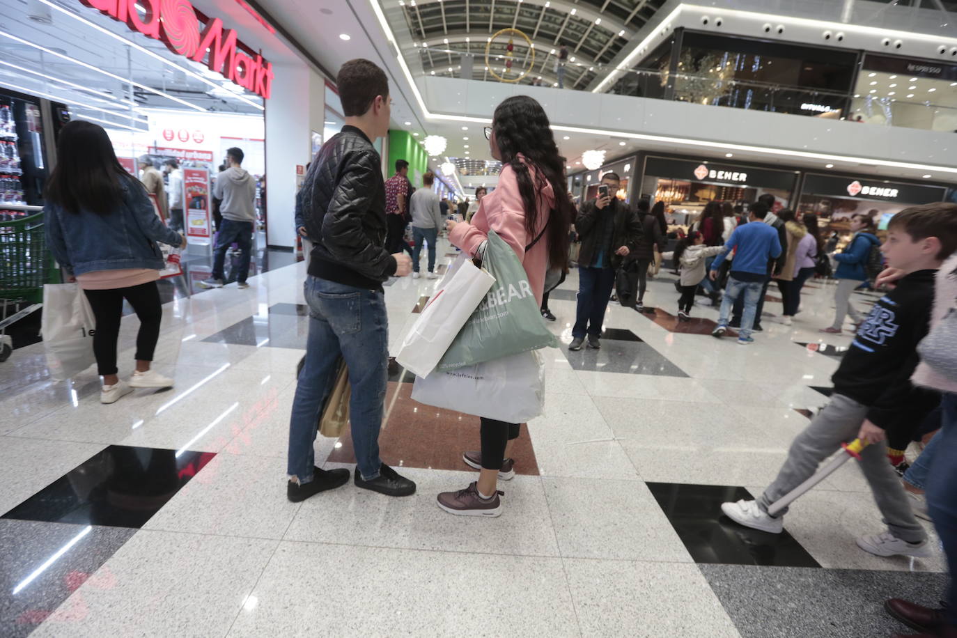Los centros comerciales y tiendas de la capital, a rebosar de clientes durante este viernes 29 de noviembre