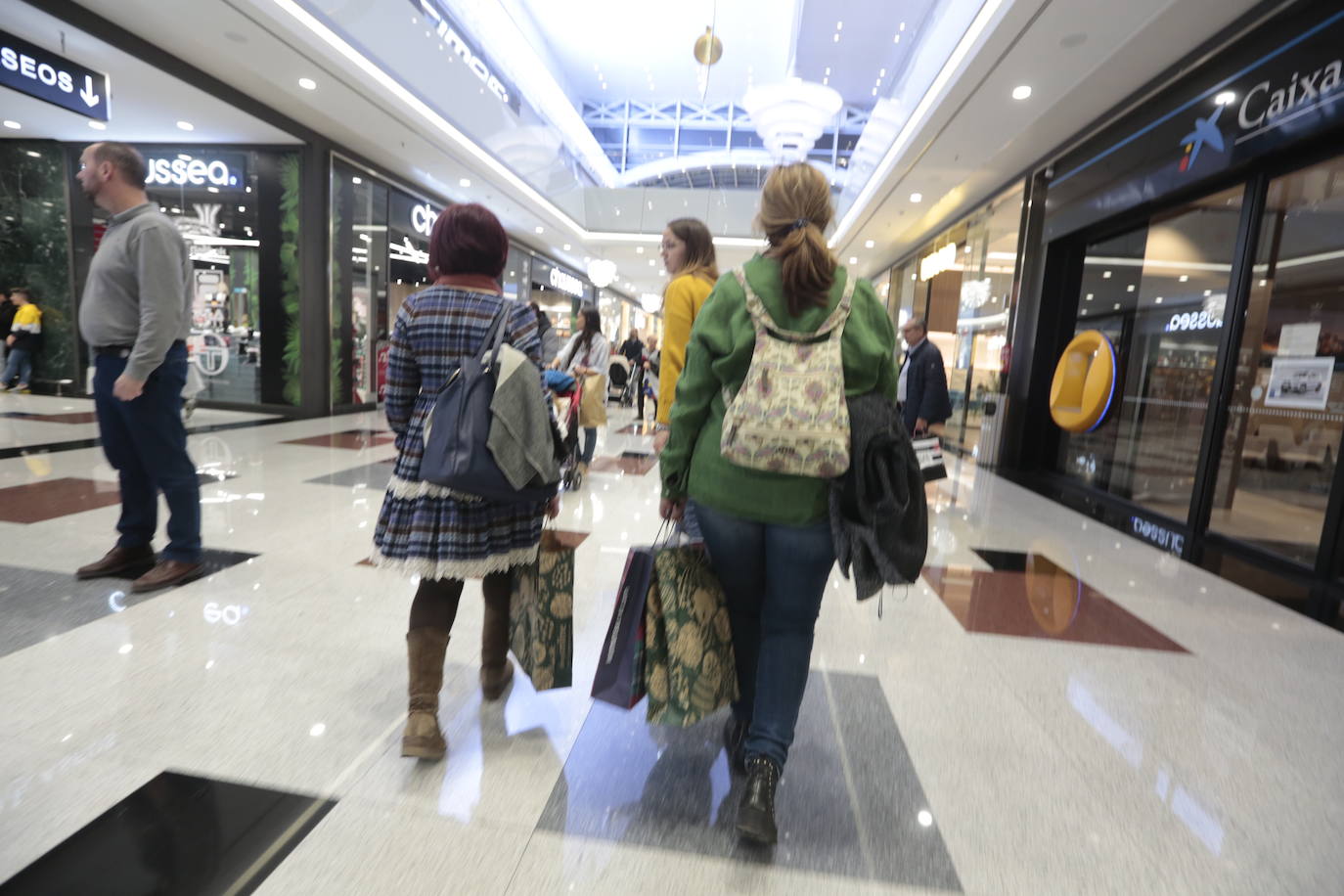 Los centros comerciales y tiendas de la capital, a rebosar de clientes durante este viernes 29 de noviembre