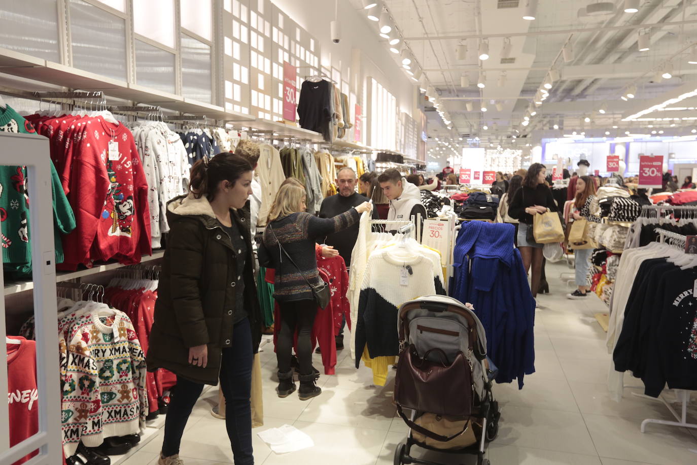 Los centros comerciales y tiendas de la capital, a rebosar de clientes durante este viernes 29 de noviembre
