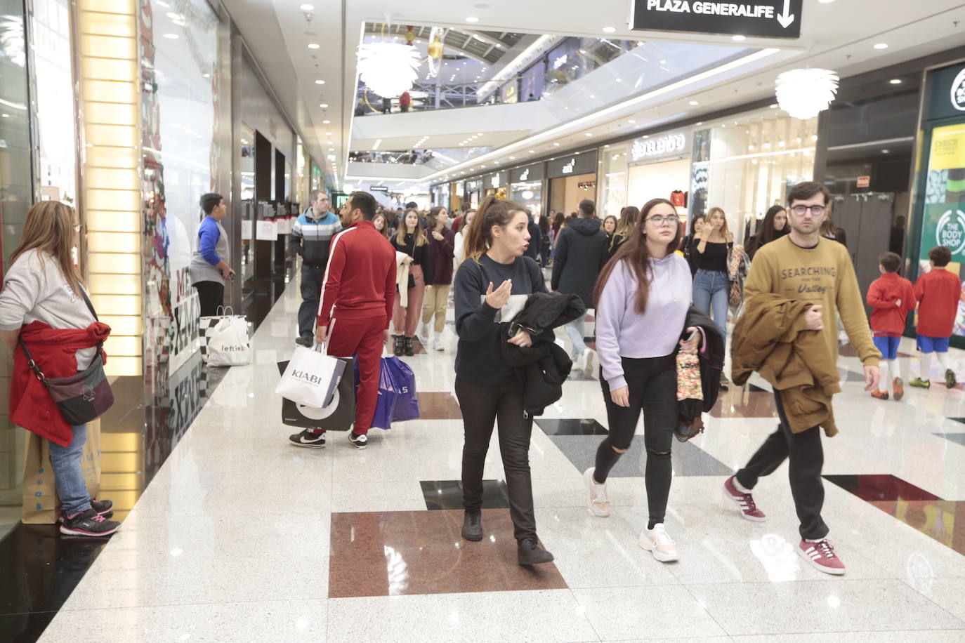 Los centros comerciales y tiendas de la capital, a rebosar de clientes durante este viernes 29 de noviembre