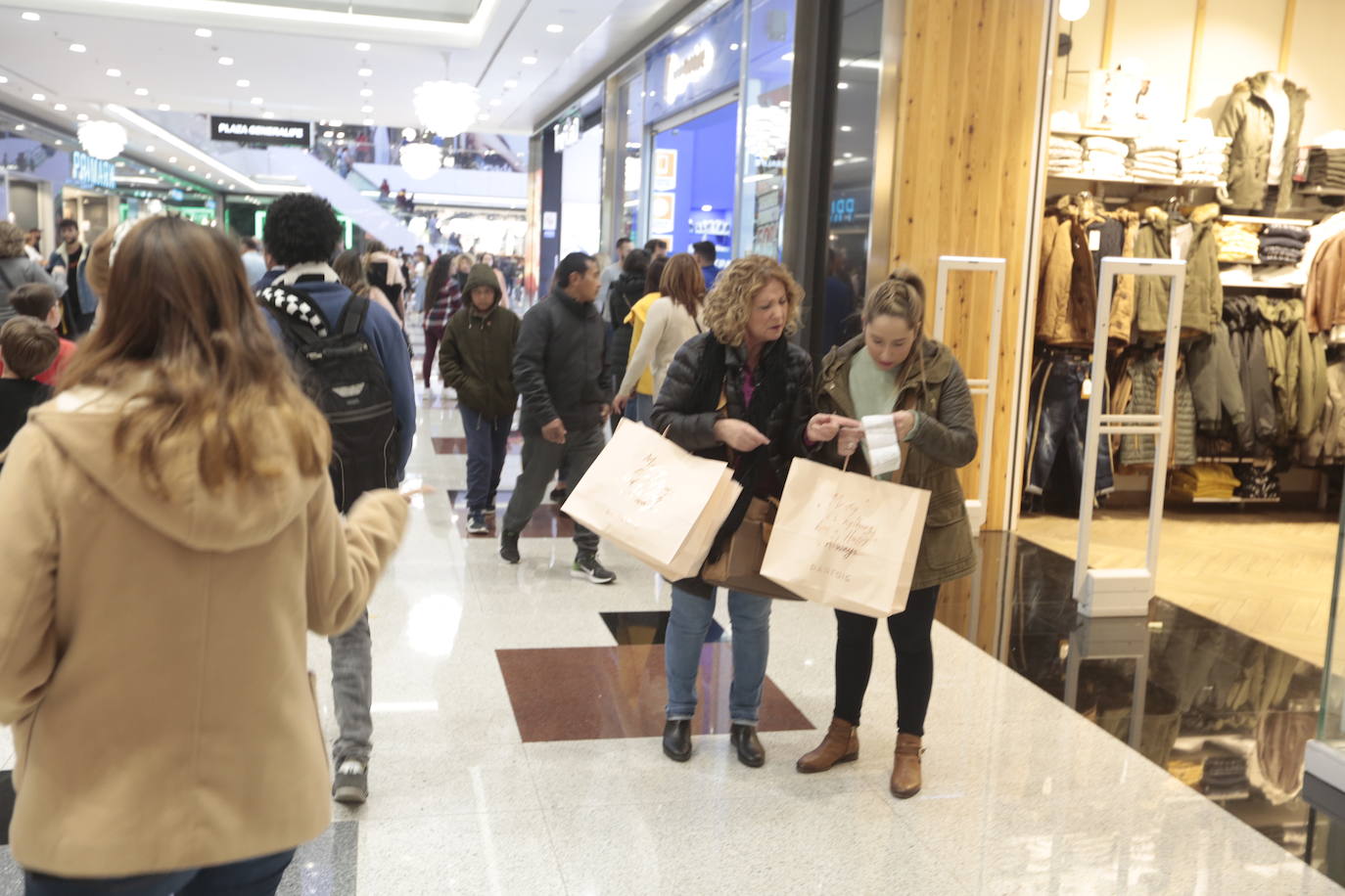 Los centros comerciales y tiendas de la capital, a rebosar de clientes durante este viernes 29 de noviembre