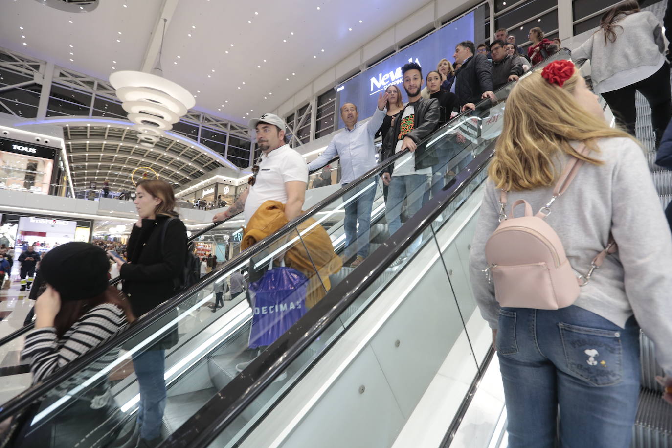 Los centros comerciales y tiendas de la capital, a rebosar de clientes durante este viernes 29 de noviembre