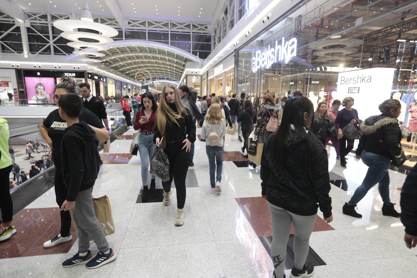 Los centros comerciales y tiendas de la capital, a rebosar de clientes durante este viernes 29 de noviembre