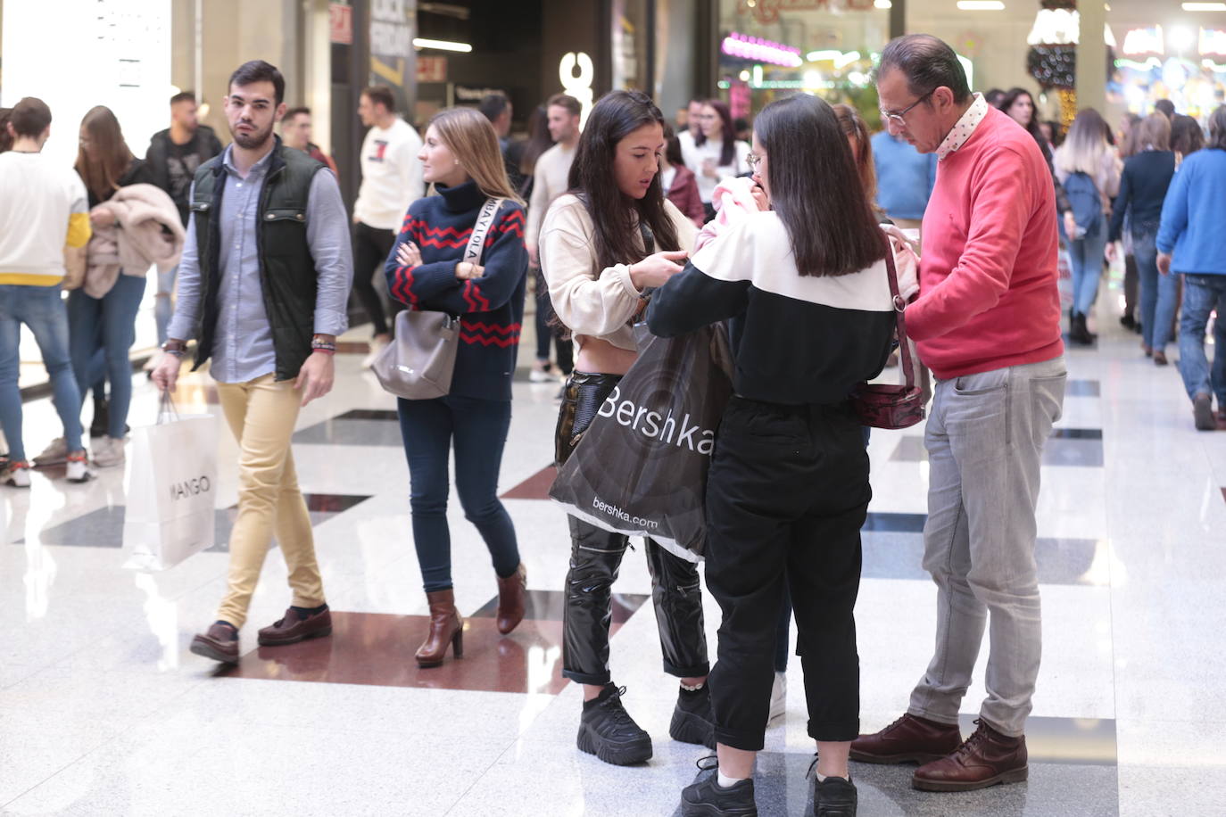 Los centros comerciales y tiendas de la capital, a rebosar de clientes durante este viernes 29 de noviembre