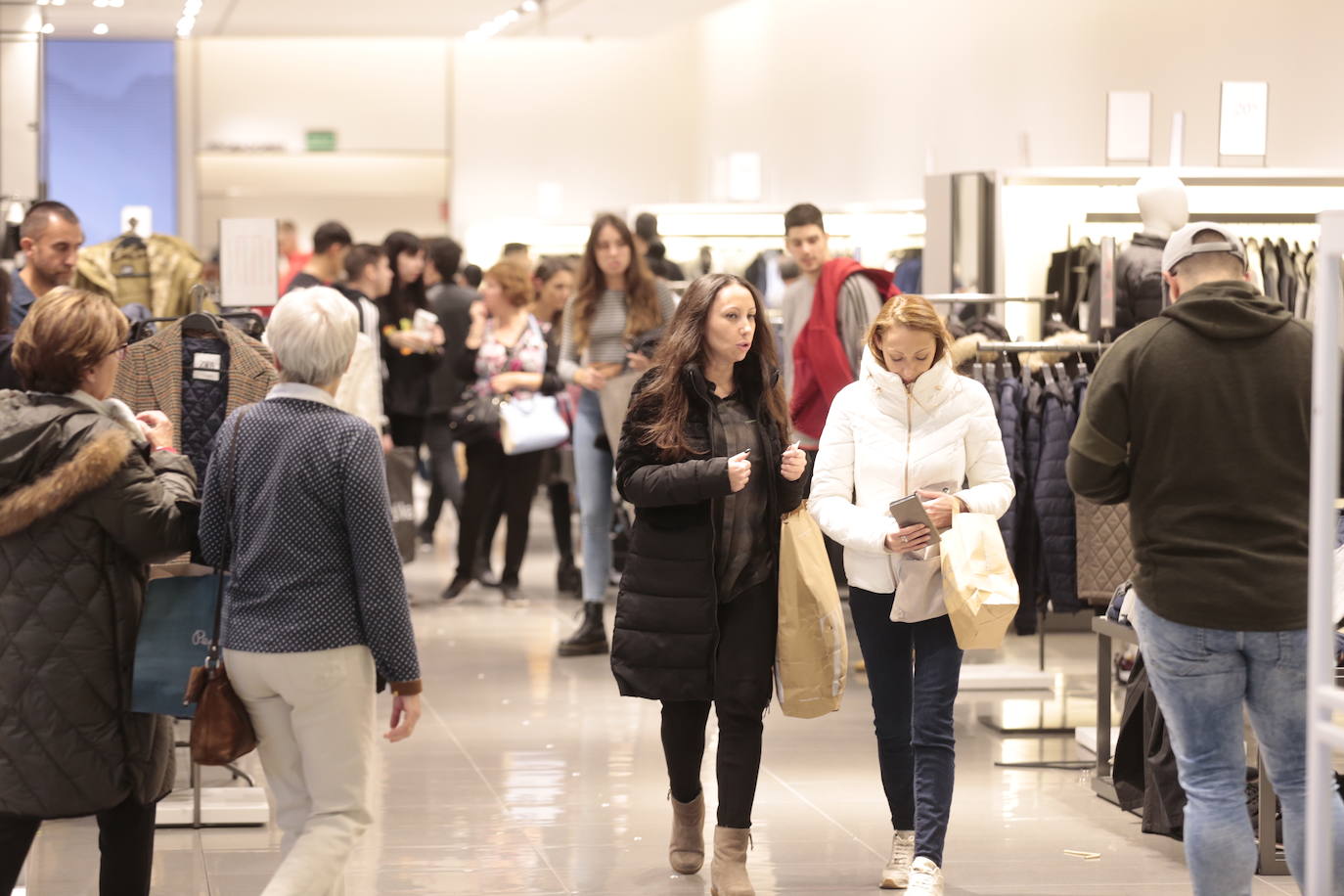 Los centros comerciales y tiendas de la capital, a rebosar de clientes durante este viernes 29 de noviembre