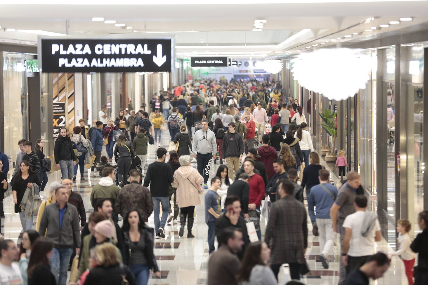 Los centros comerciales y tiendas de la capital, a rebosar de clientes durante este viernes 29 de noviembre