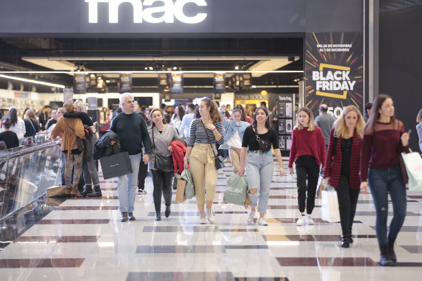 Los centros comerciales y tiendas de la capital, a rebosar de clientes durante este viernes 29 de noviembre
