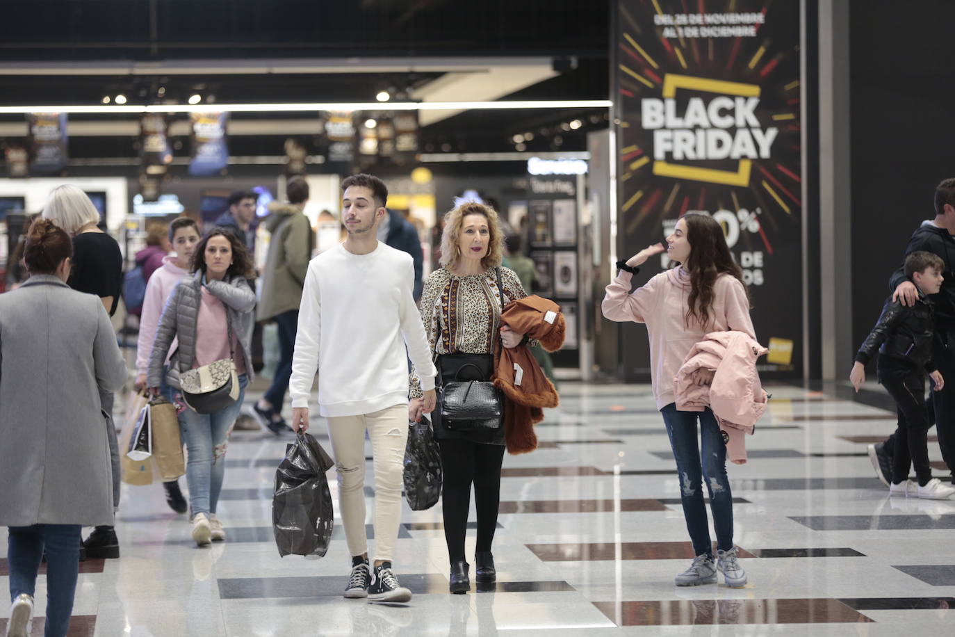 Los centros comerciales y tiendas de la capital, a rebosar de clientes durante este viernes 29 de noviembre