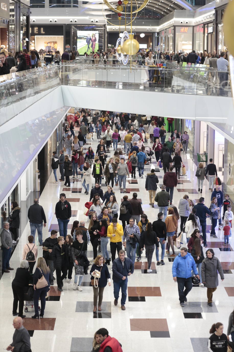 Los centros comerciales y tiendas de la capital, a rebosar de clientes durante este viernes 29 de noviembre