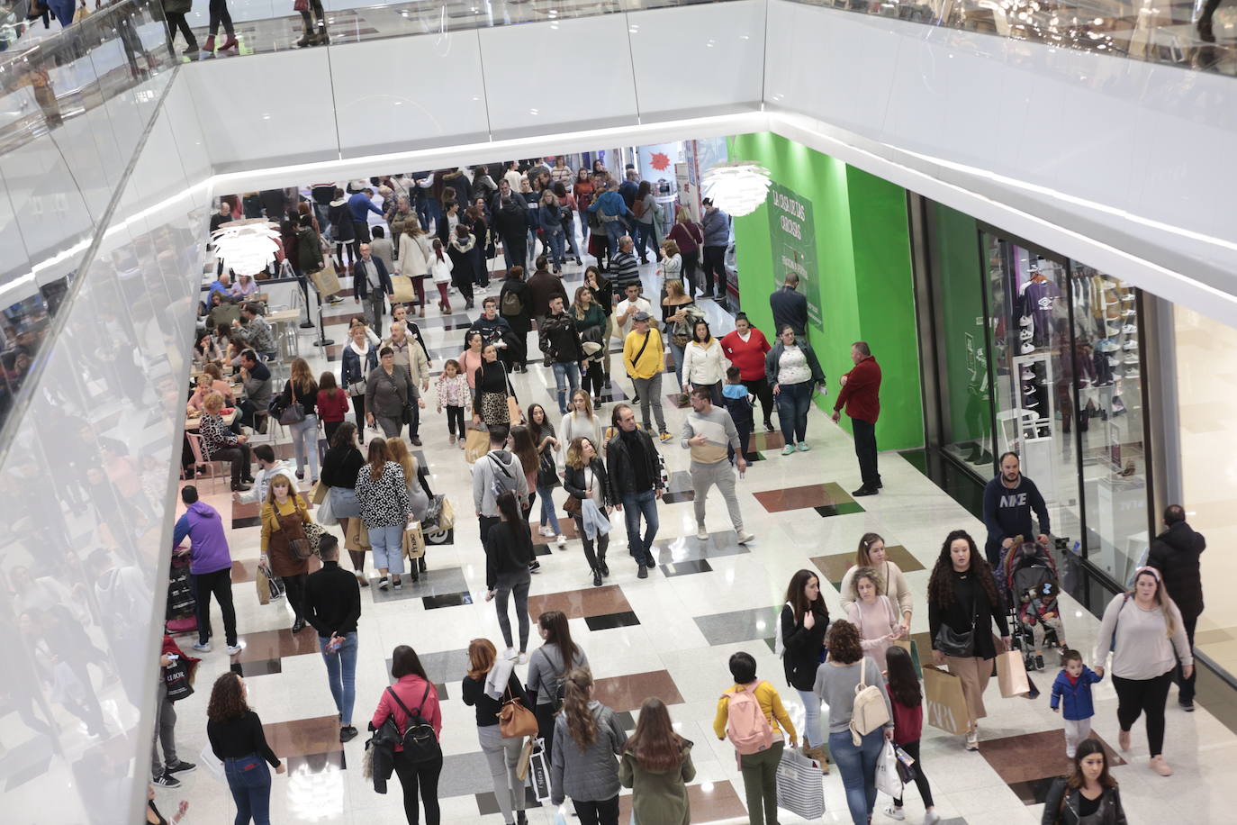 Los centros comerciales y tiendas de la capital, a rebosar de clientes durante este viernes 29 de noviembre