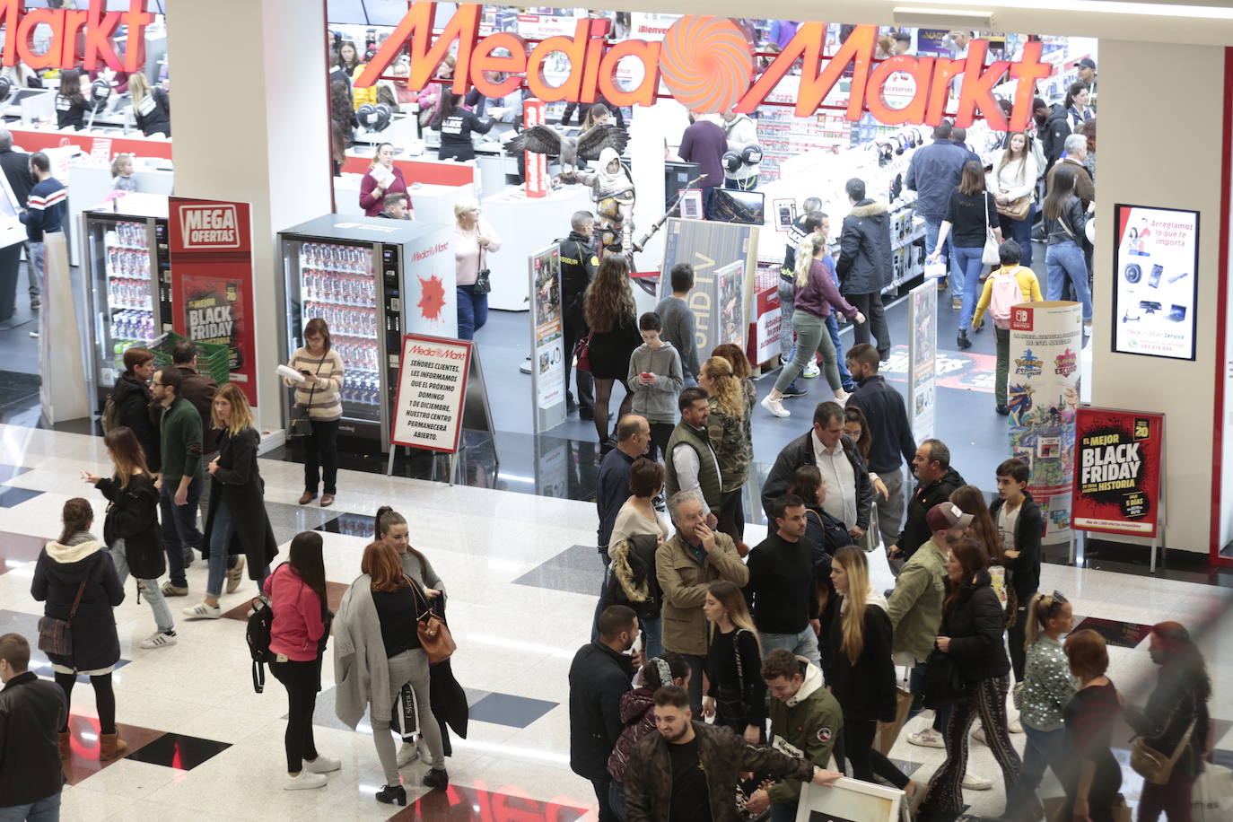 Los centros comerciales y tiendas de la capital, a rebosar de clientes durante este viernes 29 de noviembre