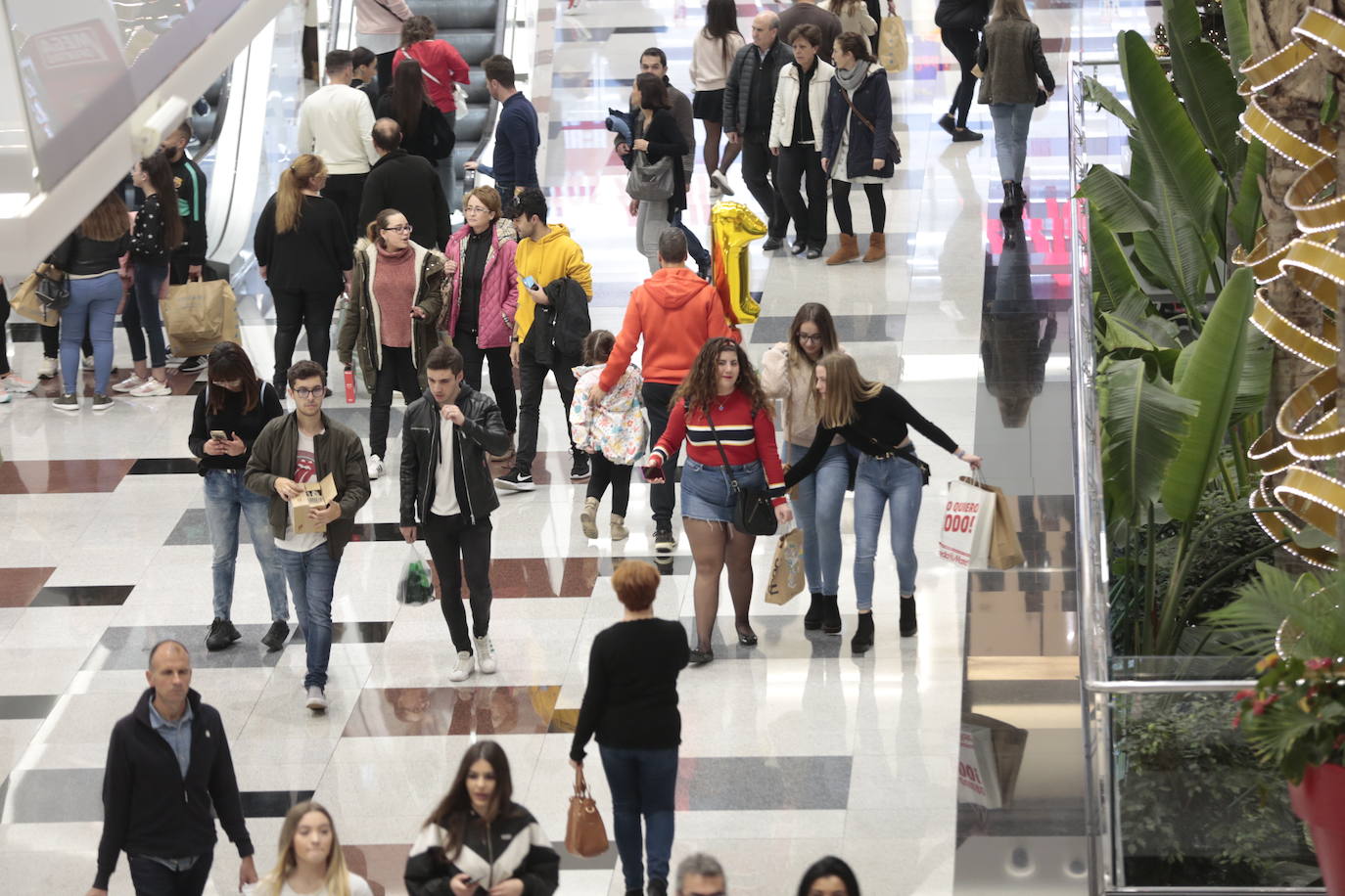 Los centros comerciales y tiendas de la capital, a rebosar de clientes durante este viernes 29 de noviembre