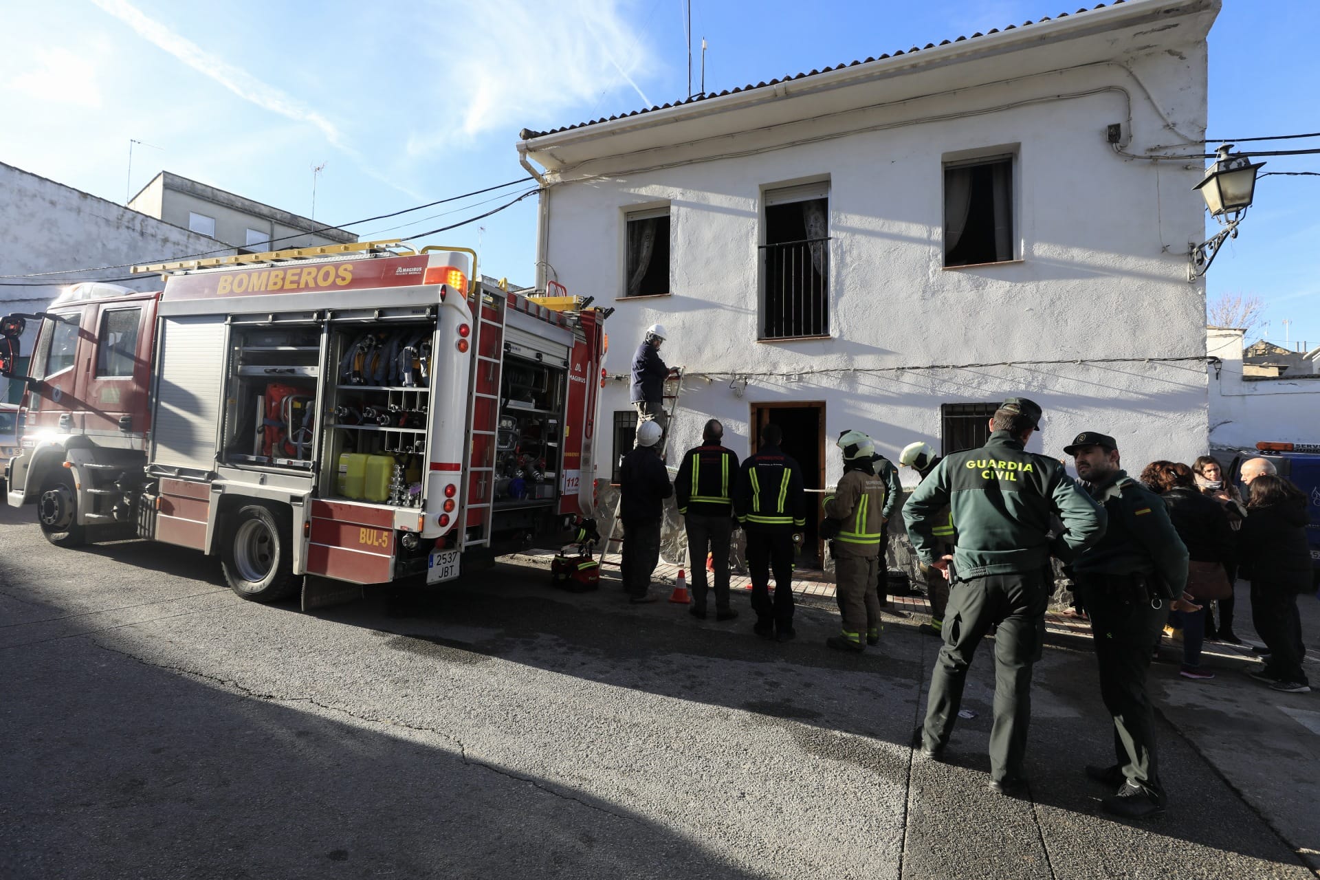 Miembros de la funeraria proceden a guardar uno de los féretros en el vehículo.