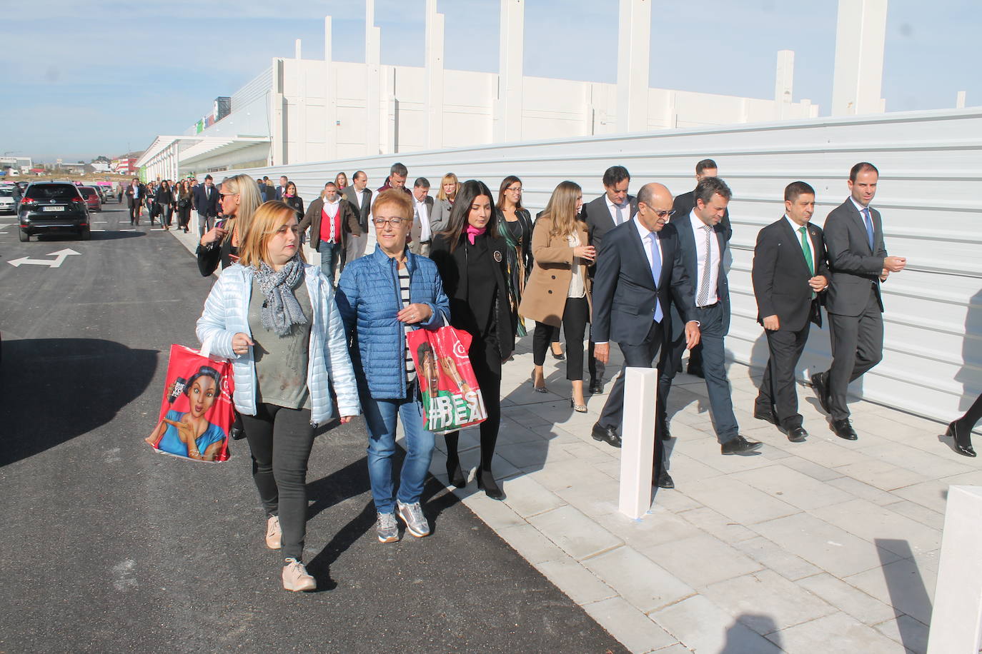 Media docena de firmas entran en funcionamiento hoy viernes con la apertura de la primera fase en Las Lagunillas, entre ellas Lidl o C&A. En el futuro contará, además con 8.000 metros cuadrados para un hotel
