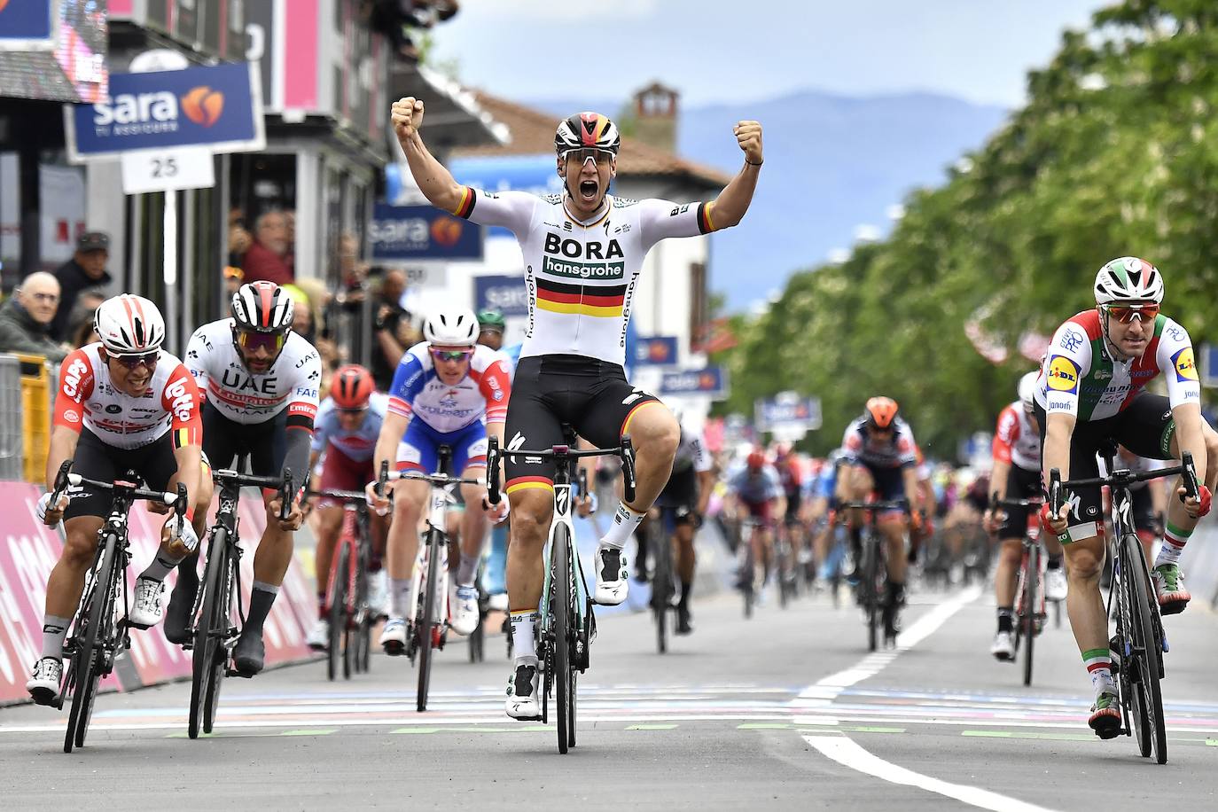 Ackermann levanta los brazos tras ganar en Fucecchio la segunda etapa del Giro de Italia de 2019. 