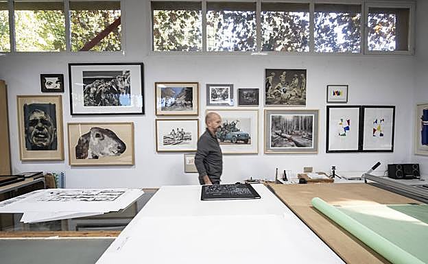 Christian pasea por su taller, frente a algunas de las obras que atesora. 