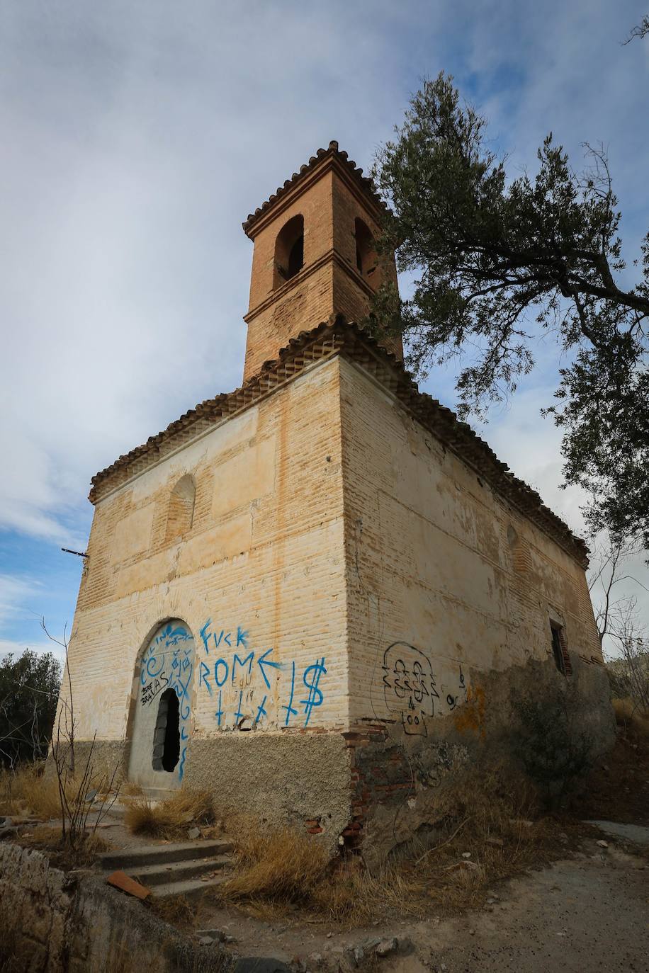 La última familia se fue en el año 2003, y desde entonces ha sido presa de saqueos y de los crueles e inapelables embates del paso del tiempo