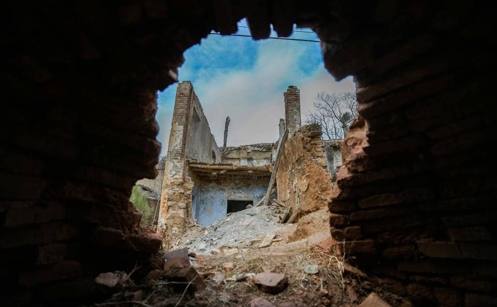 Así se ven las ruinas de la aldea granadina de Tablate tras dieciséis años de completo abandono.