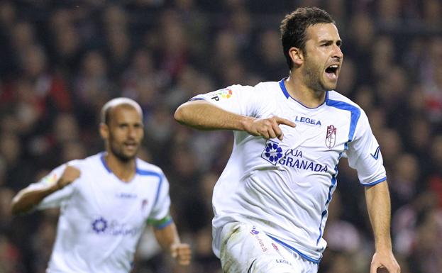 Íñigo López celebra su gol en San Mamés. 