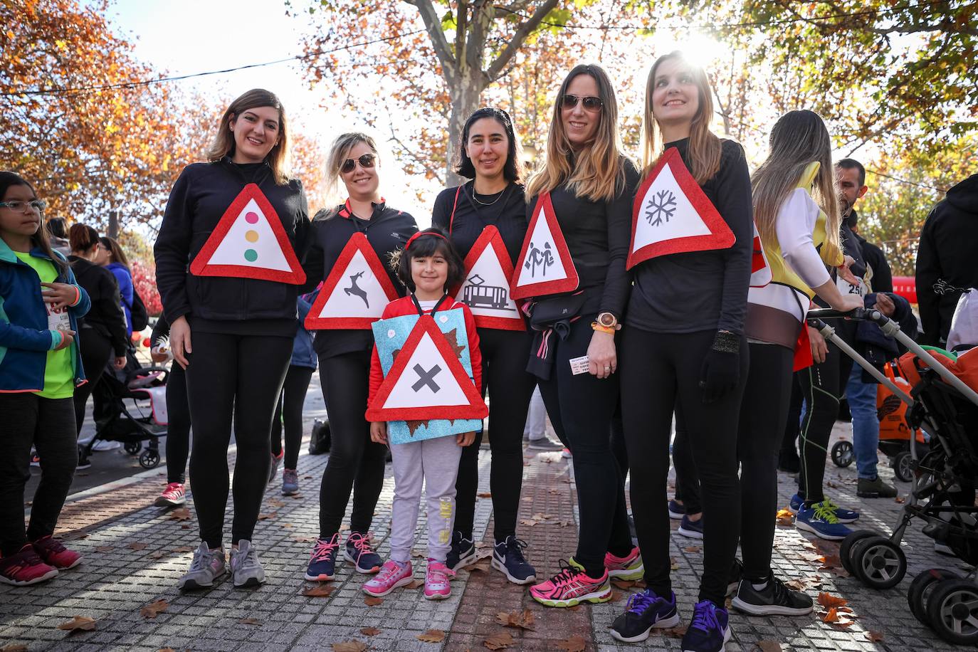 Muchos corredores han acudido disfrazados a una cita que cumple su octava edición