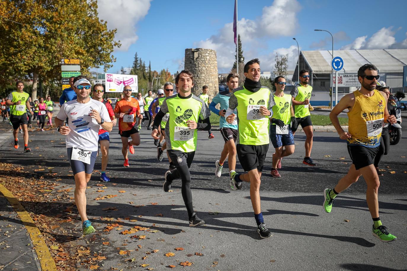 Muchos corredores han acudido disfrazados a una cita que cumple su octava edición
