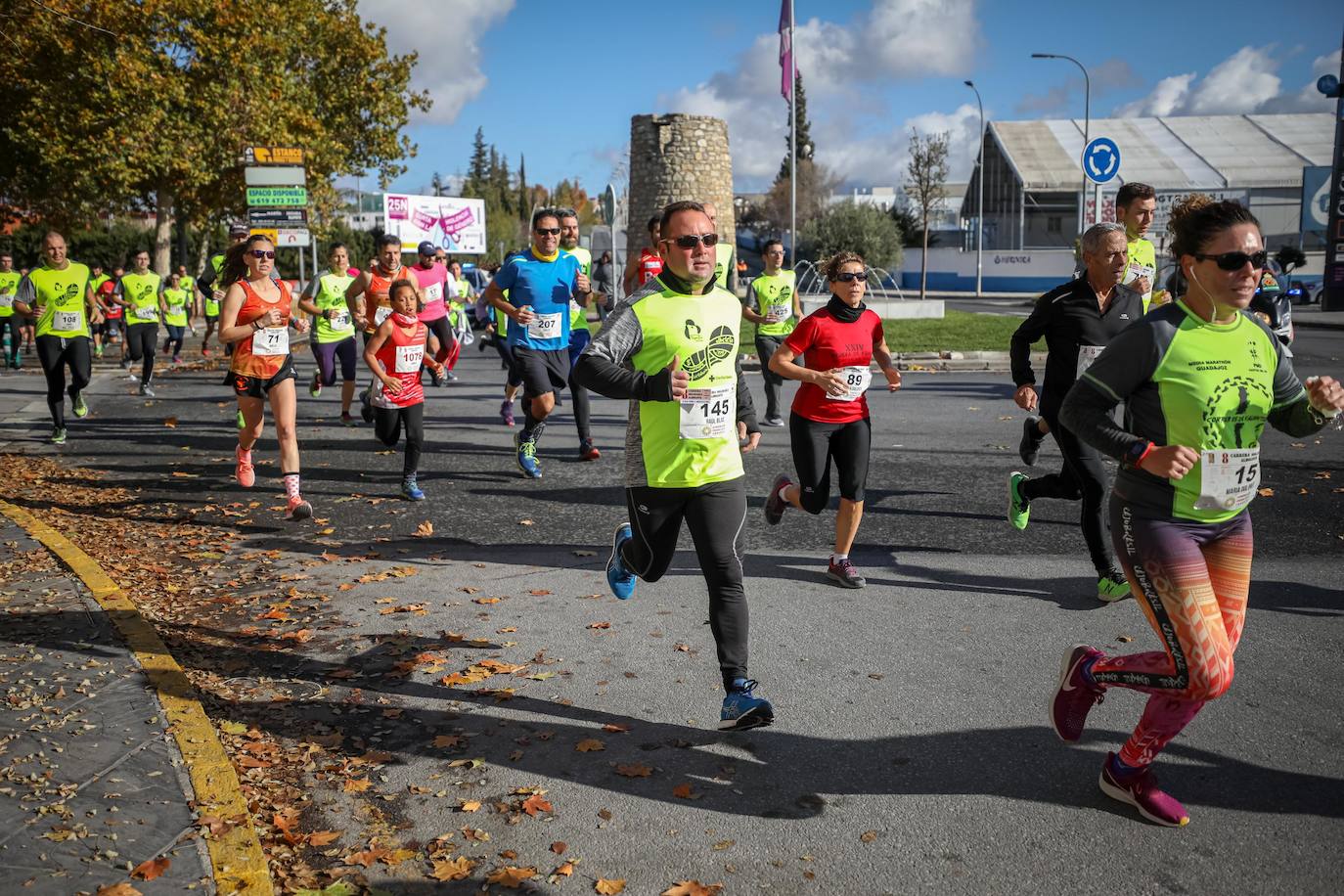 Muchos corredores han acudido disfrazados a una cita que cumple su octava edición