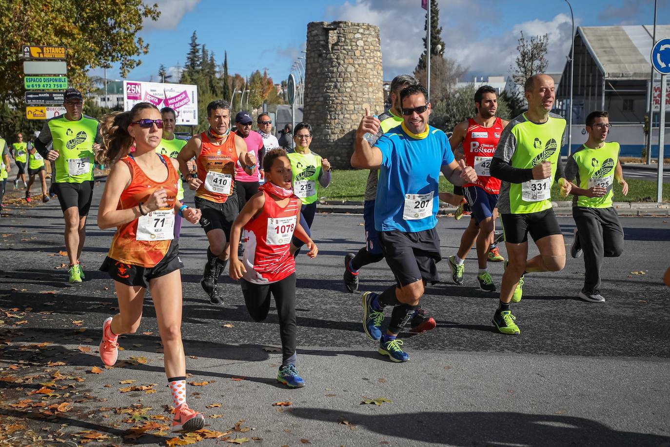 Muchos corredores han acudido disfrazados a una cita que cumple su octava edición