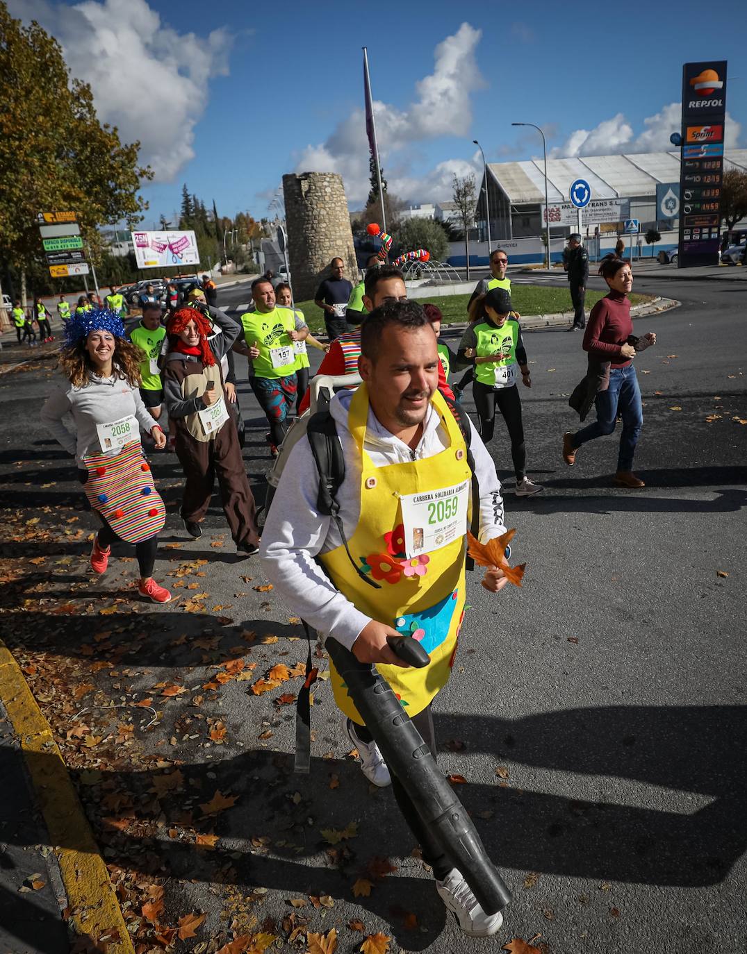 Muchos corredores han acudido disfrazados a una cita que cumple su octava edición