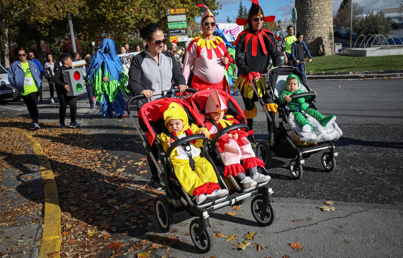 Muchos corredores han acudido disfrazados a una cita que cumple su octava edición