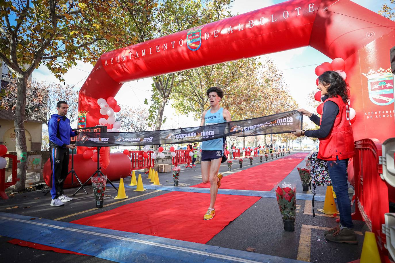 Muchos corredores han acudido disfrazados a una cita que cumple su octava edición