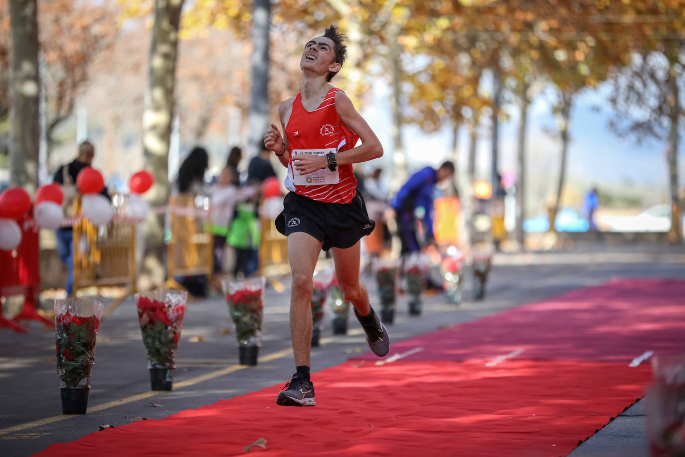 Muchos corredores han acudido disfrazados a una cita que cumple su octava edición