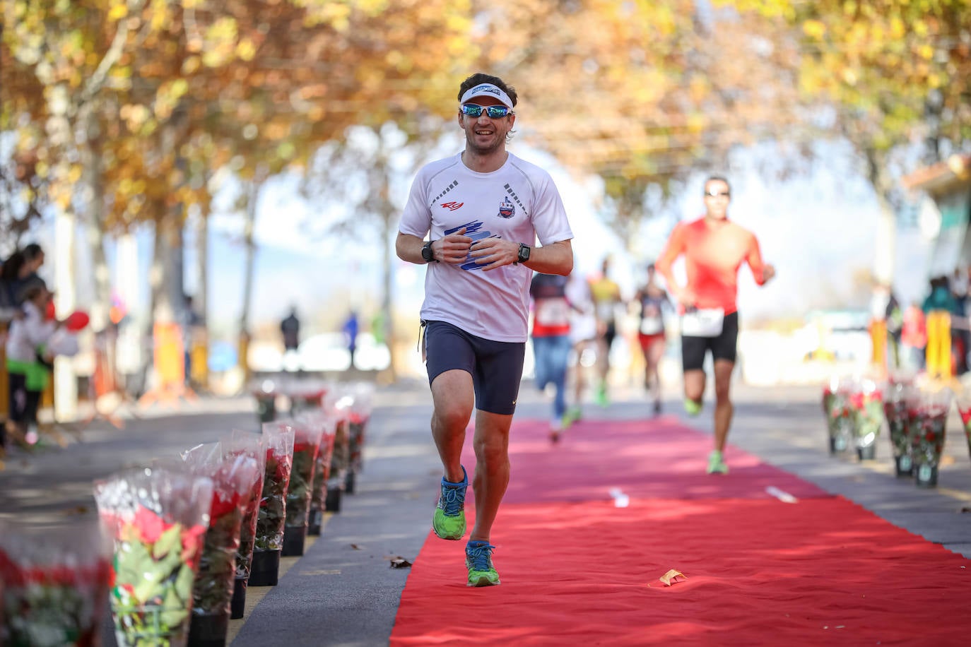 Muchos corredores han acudido disfrazados a una cita que cumple su octava edición