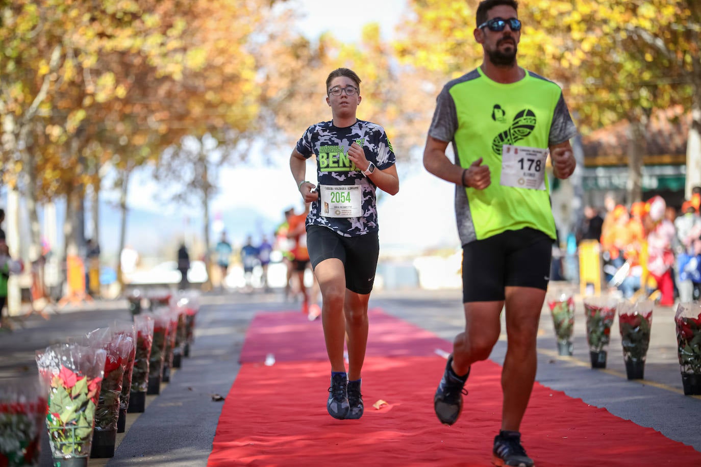 Muchos corredores han acudido disfrazados a una cita que cumple su octava edición