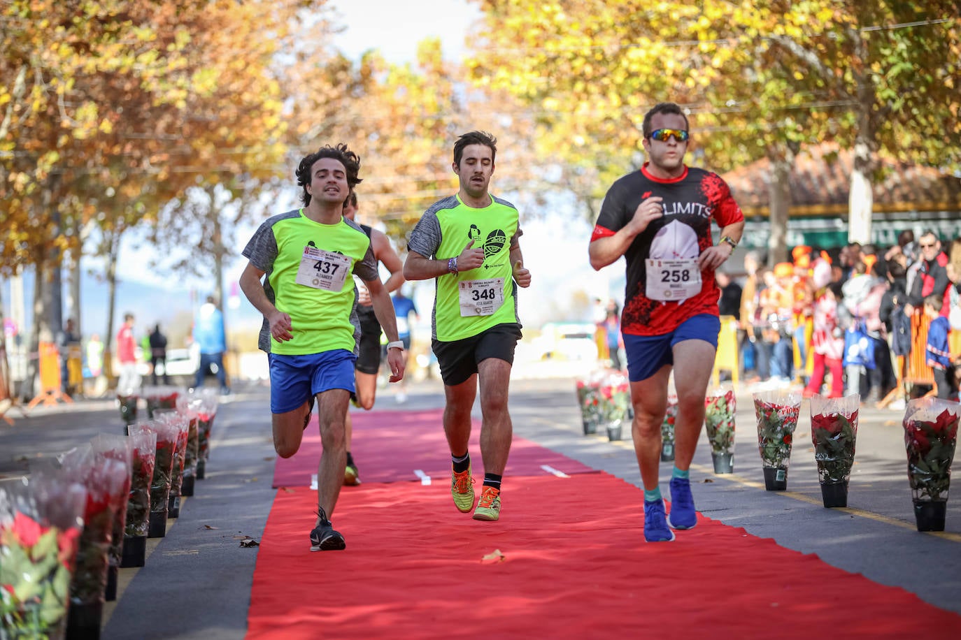 Muchos corredores han acudido disfrazados a una cita que cumple su octava edición