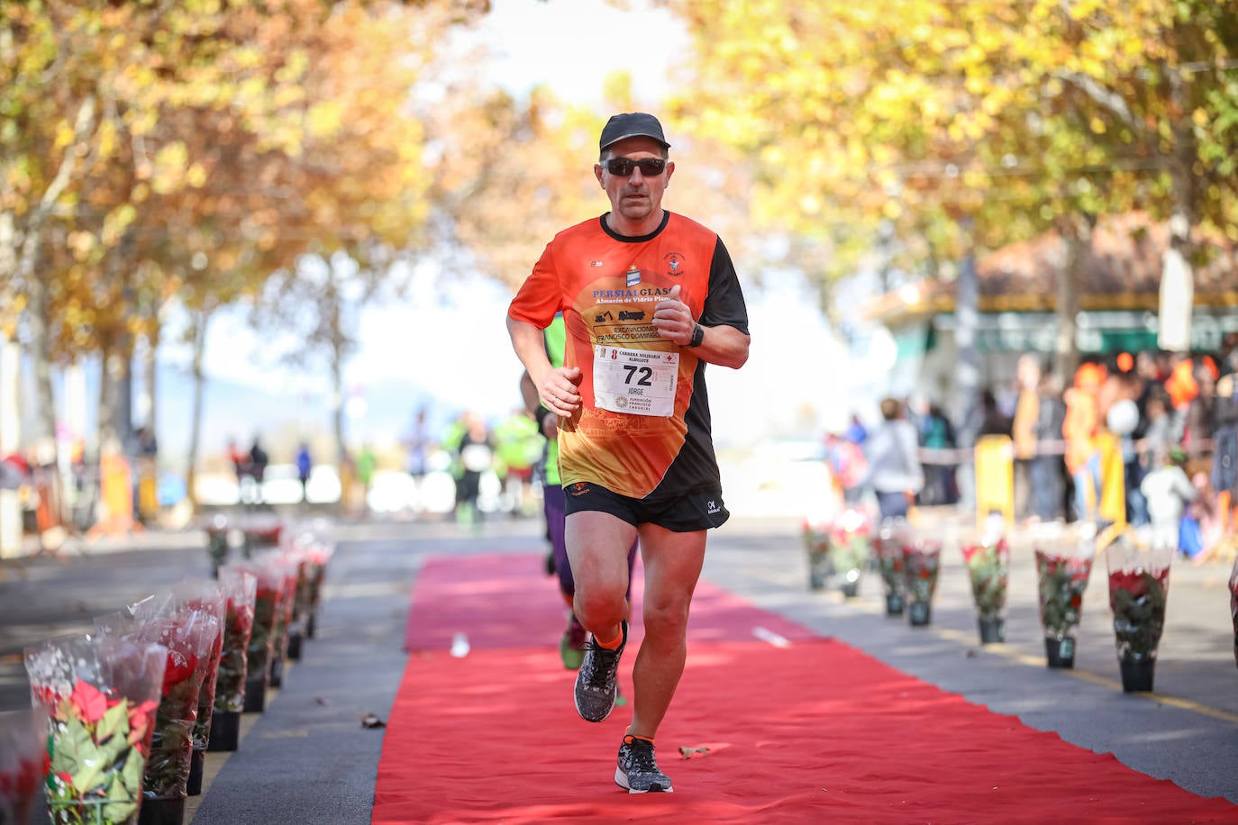 Muchos corredores han acudido disfrazados a una cita que cumple su octava edición