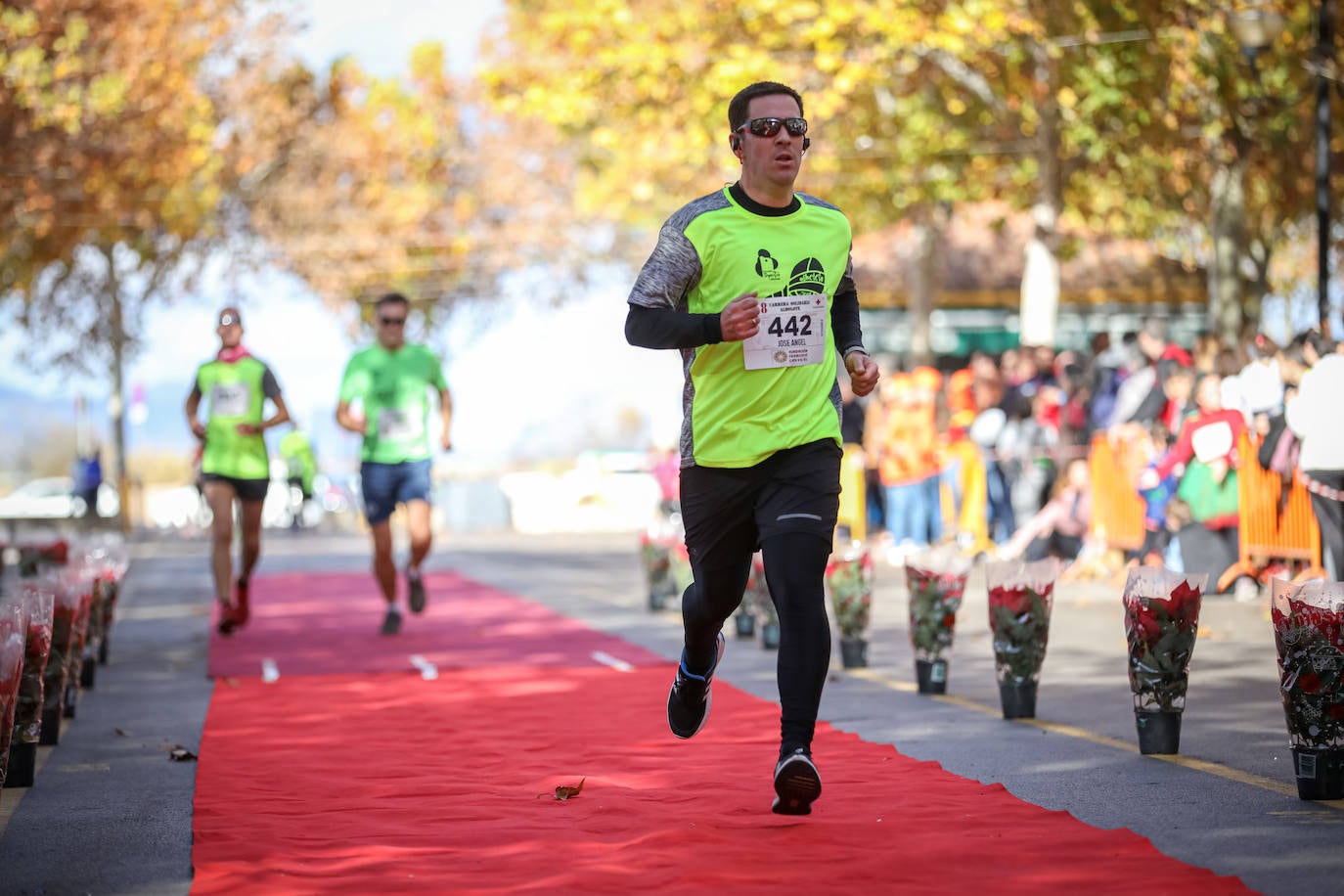 Muchos corredores han acudido disfrazados a una cita que cumple su octava edición