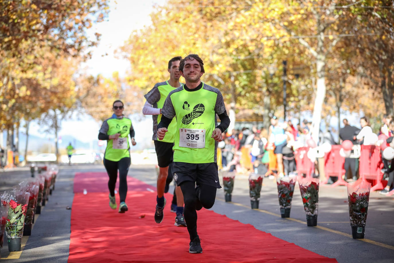 Muchos corredores han acudido disfrazados a una cita que cumple su octava edición