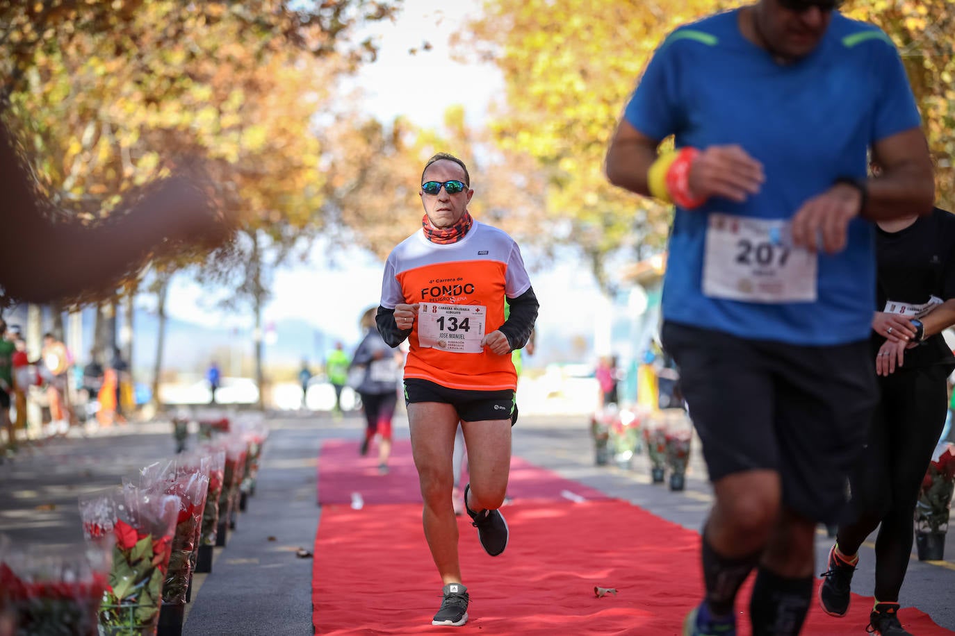 Muchos corredores han acudido disfrazados a una cita que cumple su octava edición