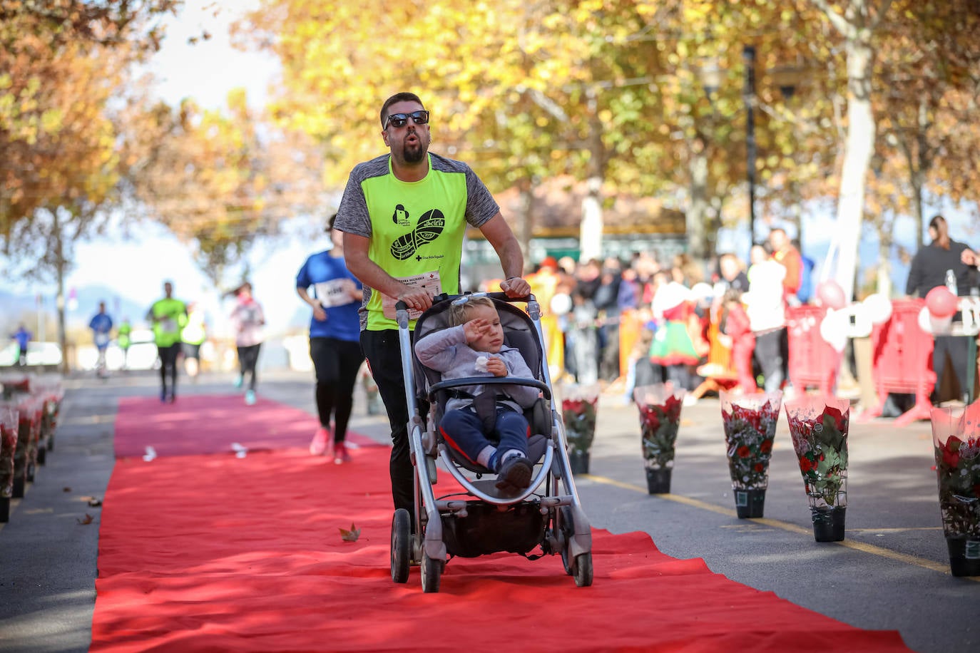 Muchos corredores han acudido disfrazados a una cita que cumple su octava edición