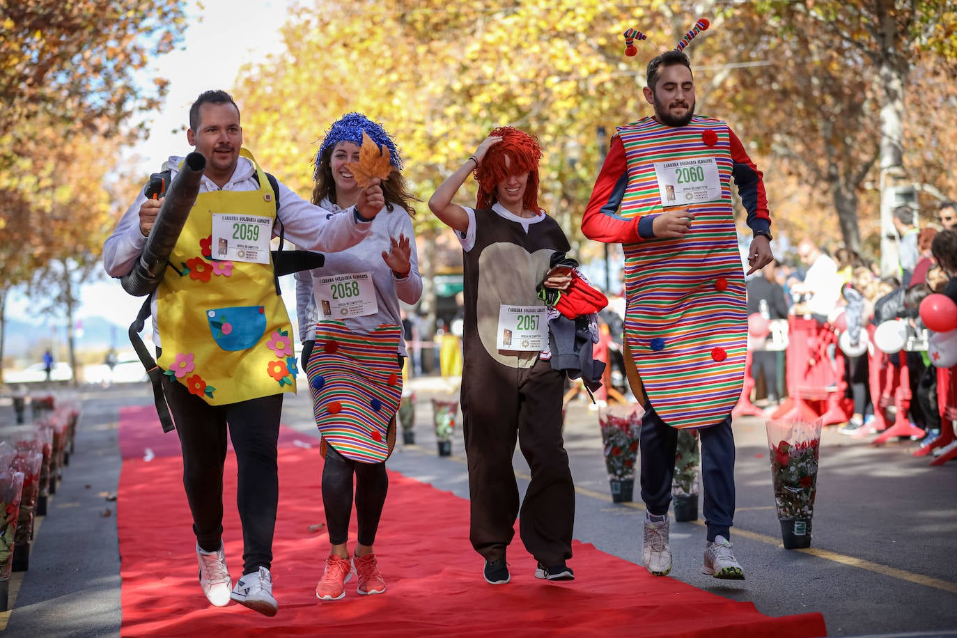 Muchos corredores han acudido disfrazados a una cita que cumple su octava edición