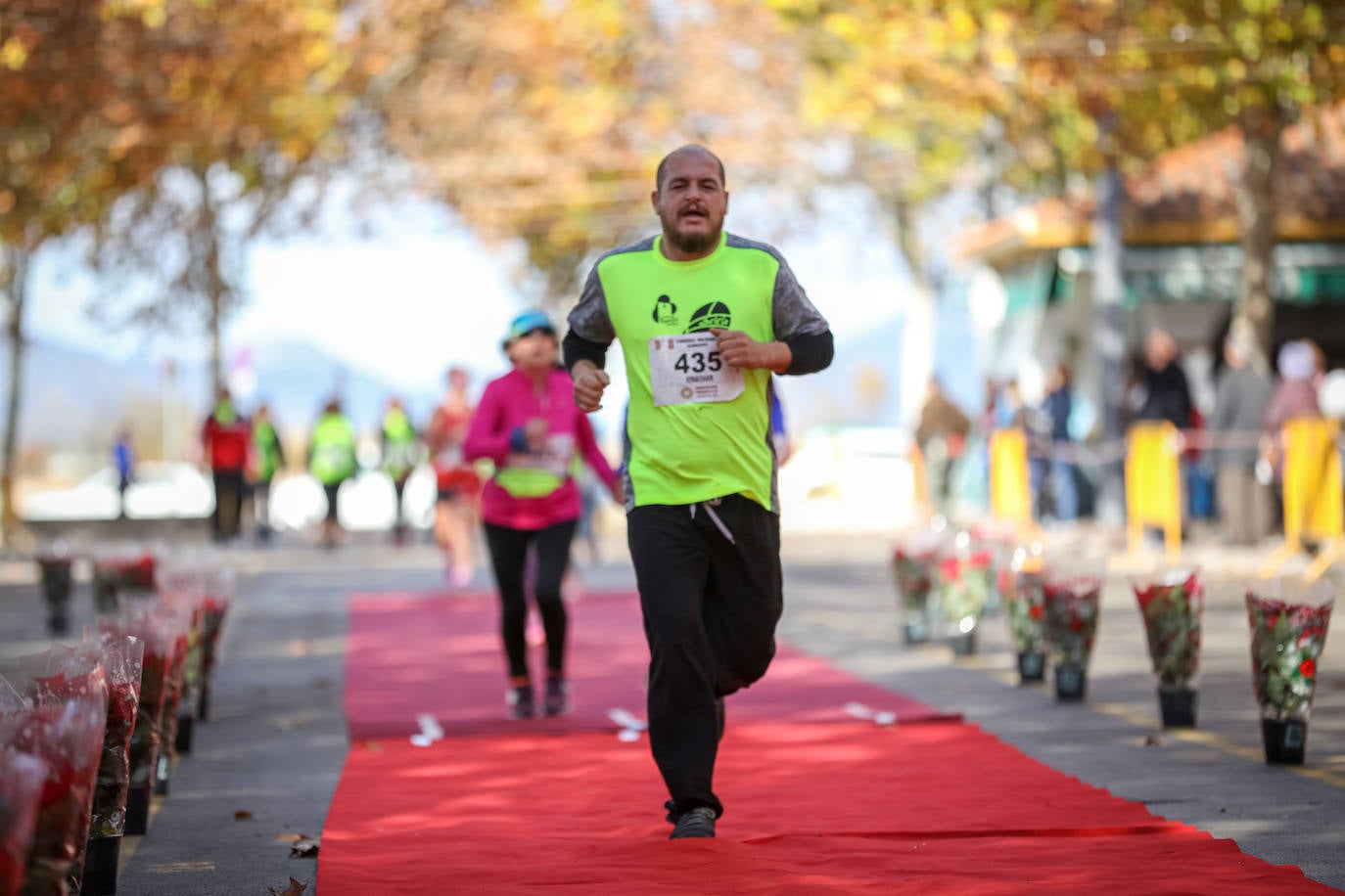 Muchos corredores han acudido disfrazados a una cita que cumple su octava edición