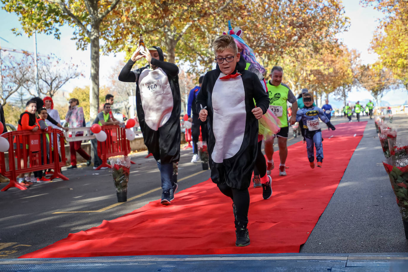 Muchos corredores han acudido disfrazados a una cita que cumple su octava edición