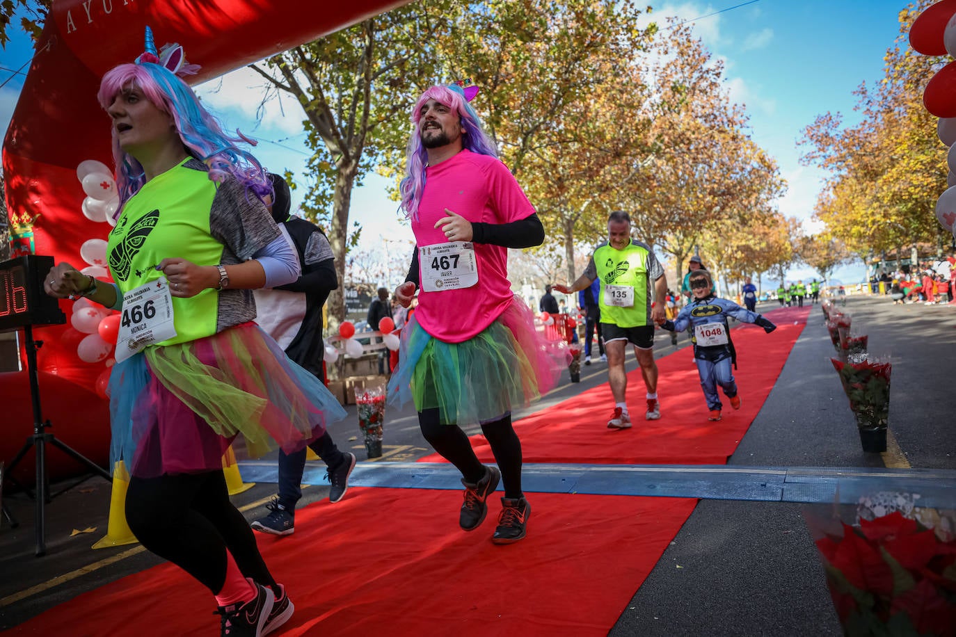 Muchos corredores han acudido disfrazados a una cita que cumple su octava edición