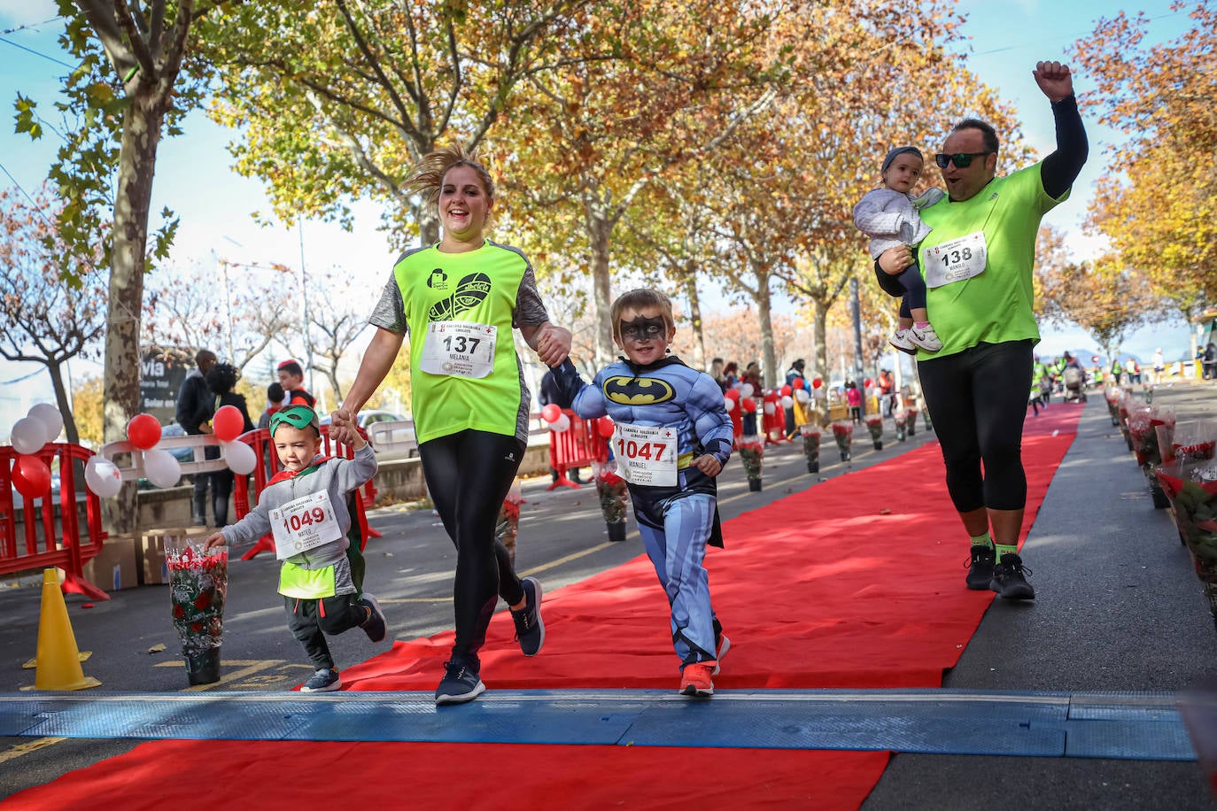 Muchos corredores han acudido disfrazados a una cita que cumple su octava edición