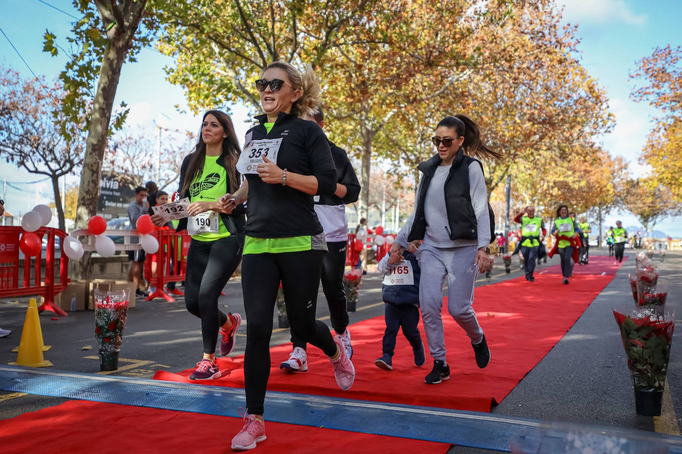 Muchos corredores han acudido disfrazados a una cita que cumple su octava edición